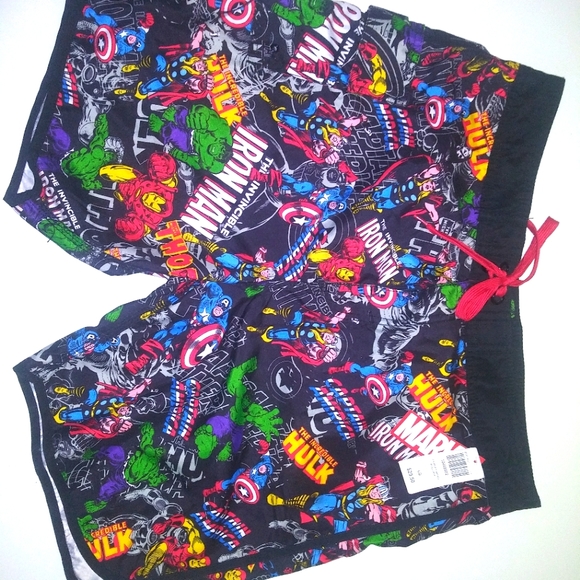 Marvel Graphic shorts- size L - Picture 2 of 4